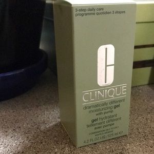 Clinique Dramatically Different Face Moisturizing Gel, 4.2 oz.